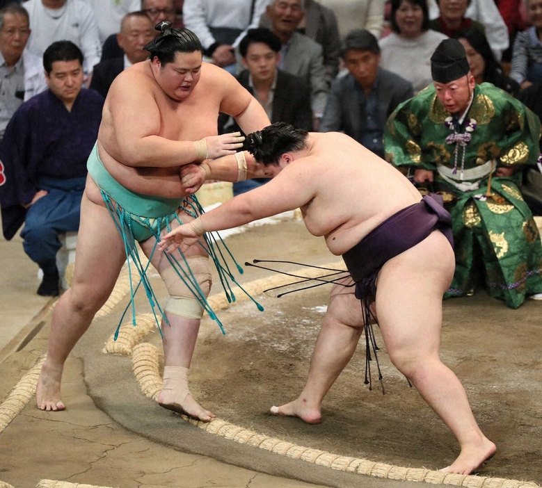 ＜九州場所3日目＞王鵬（右）に押し出しで敗れる琴桜（撮影・成瀬　徹）