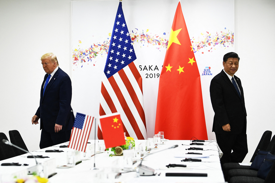 トランプ米大統領（当時、左）と習近平中国国家主席＝２０１９年６月２９日、大阪市（ＡＦＰ時事）