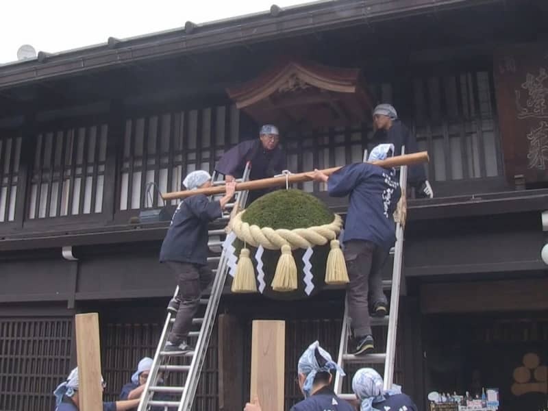 杉玉の取り換え作業＝飛騨市古川町、渡辺酒造店