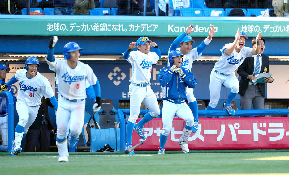 サヨナラ勝ちしベンチを飛び出す青学大ナイン（カメラ・岡野　将大）