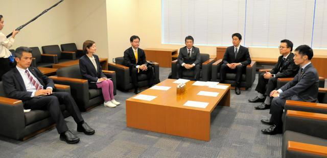 野党政策責任者会談に出席した立憲民主党、日本維新の会、国民民主党、れいわ新選組党、共産党、有志の会の各党・各会派の国会議員ら=2024年11月28日午後3時5分、国会内、松井望美撮影