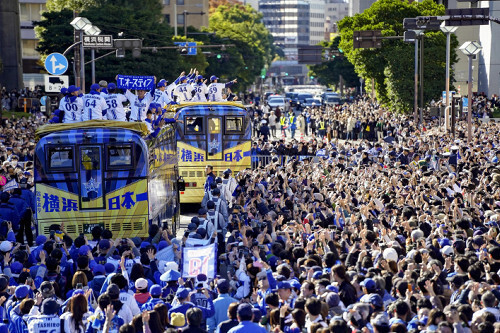 多くのファンが詰めかけたパレード（午前１１時、横浜市中区で）＝村松魁成撮影