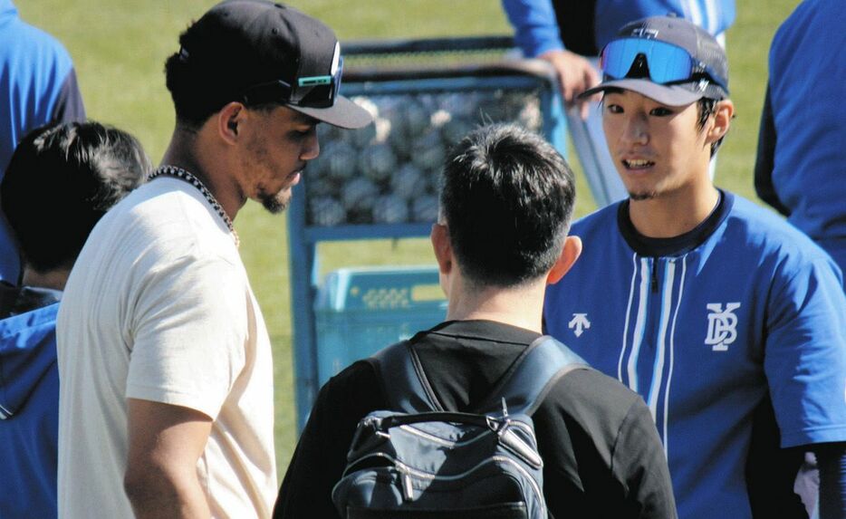 ＤｅＮＡ度会（右）と野球談議をしたマリナーズのフリオ・ロドリゲス（右）＝神奈川県横須賀市で