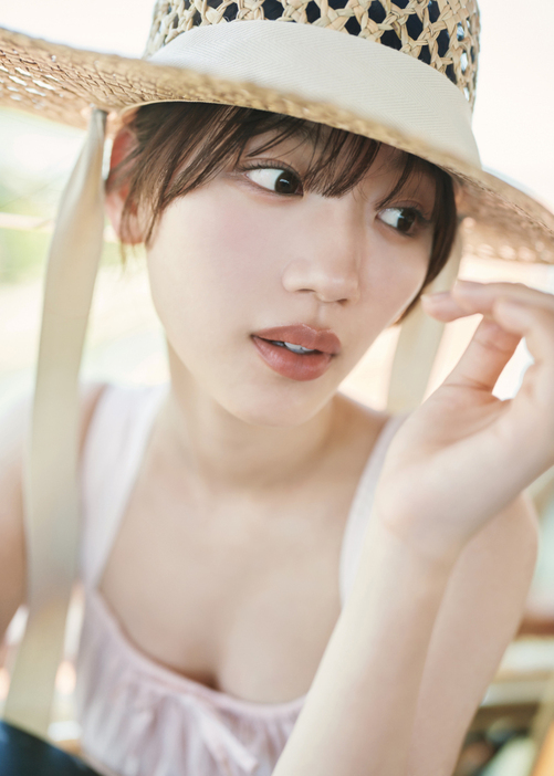 日向坂46佐々木美玲1st写真集『陽射しのパレード』先行カット　撮影／熊木優（io)（C）集英社