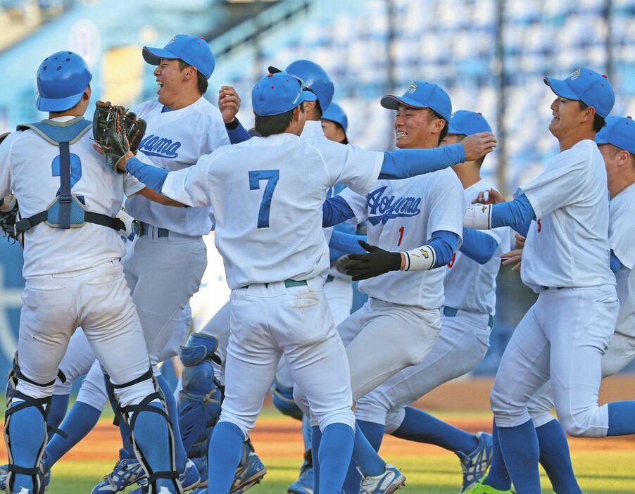 優勝を決めナインと喜ぶ青学大の佐々木（１）と西川（右）