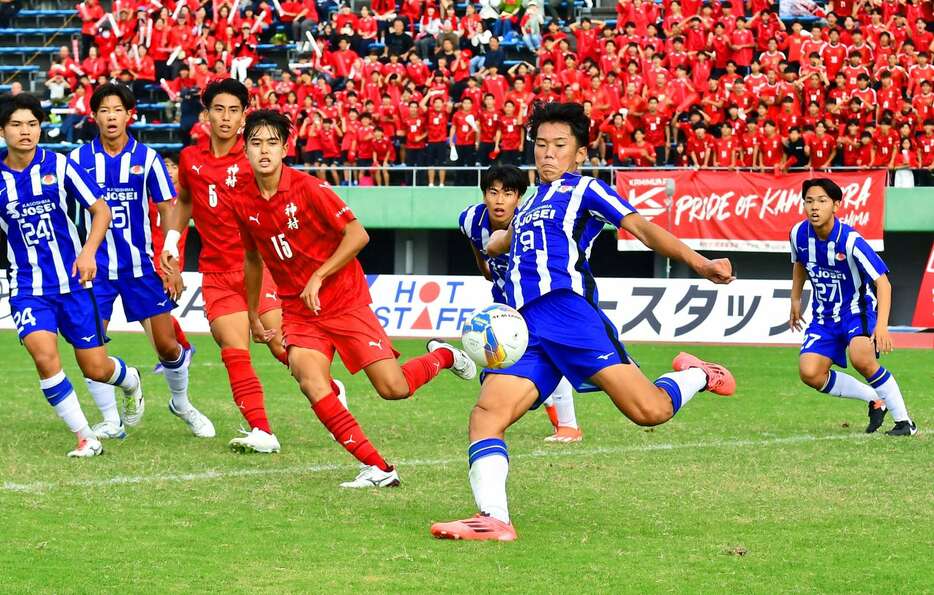 後半、粘り強く守る鹿児島城西イレブン＝白波スタジアム