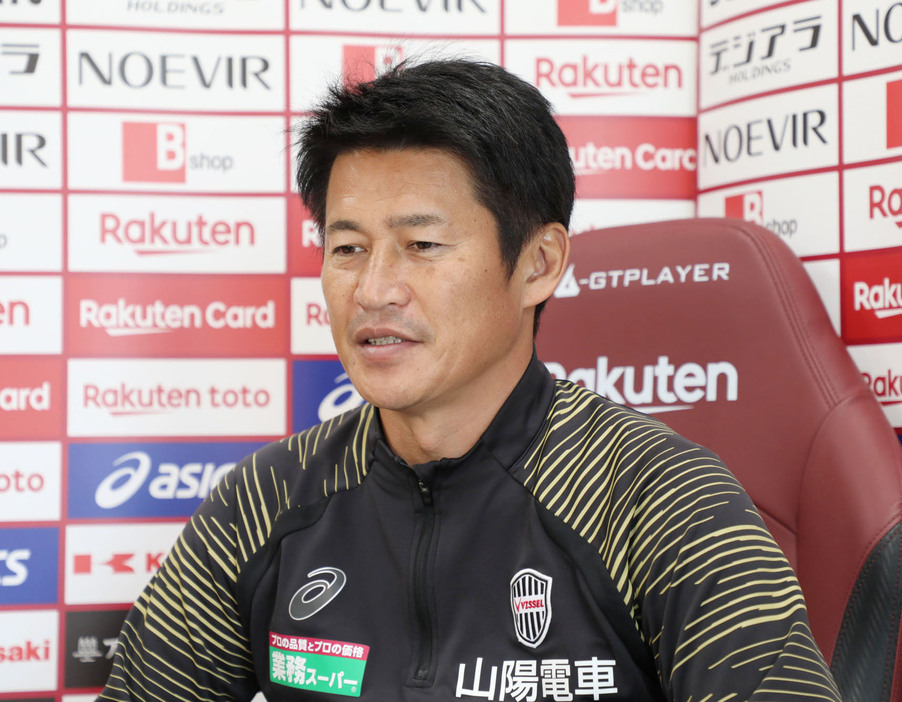 オンラインで取材に応じる神戸の吉田監督＝22日、神戸市（（C）VISSEL　KOBE）