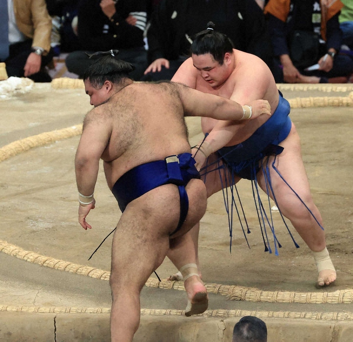 ＜大相撲九州場所14日目＞阿武剋（右）は高安を押し出す（撮影・岸　良祐）