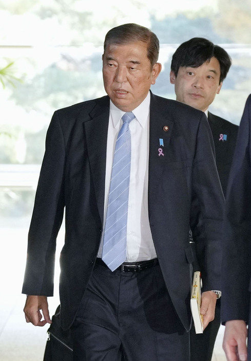 首相官邸を出る石破首相＝13日午前