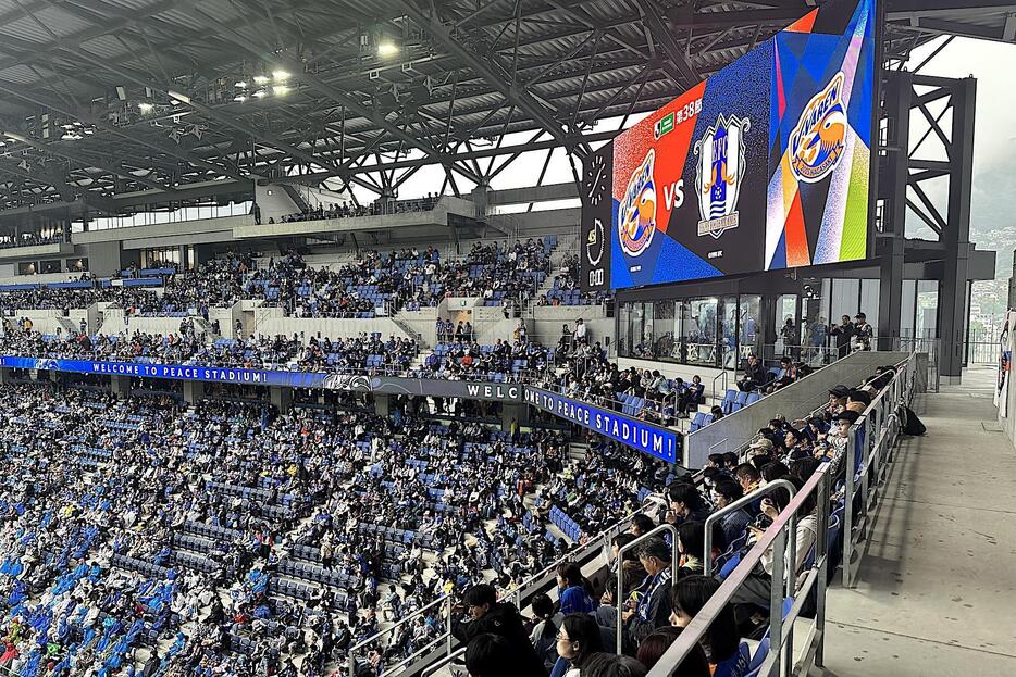 上層スタンドコーナーの中継スタジオと大型ビジョン（撮影＝上林功）