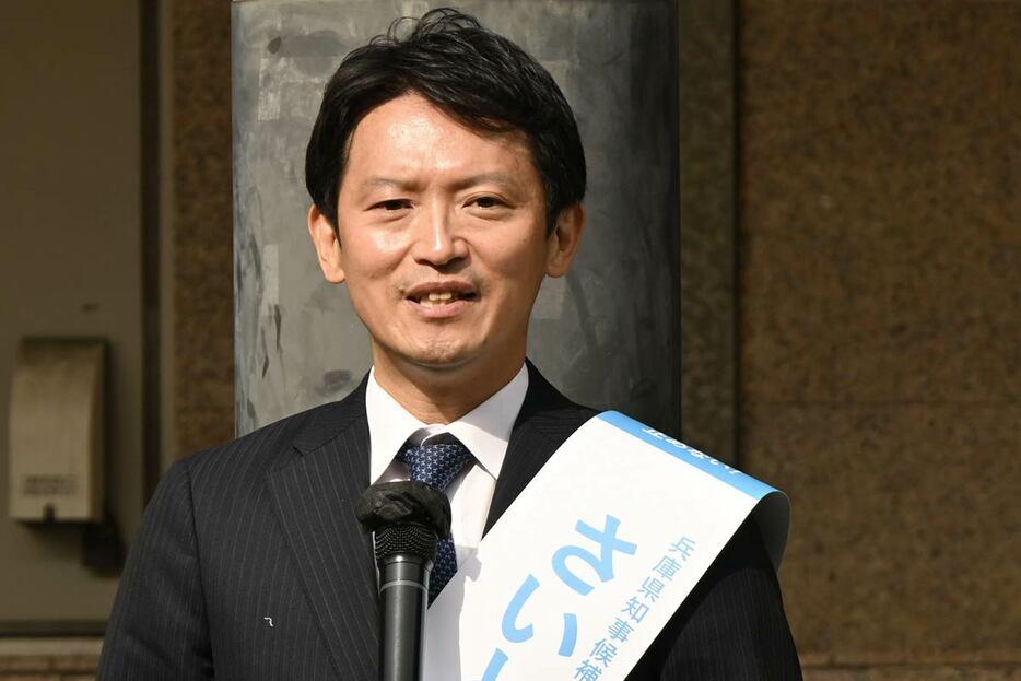 街頭演説をする斎藤元彦氏