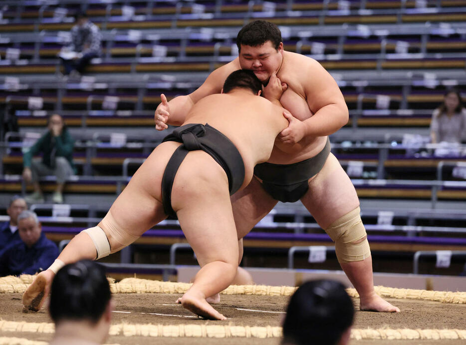 大相撲九州場所　3日目　前相撲　岡田（右）対出野（撮影・加藤孝規）