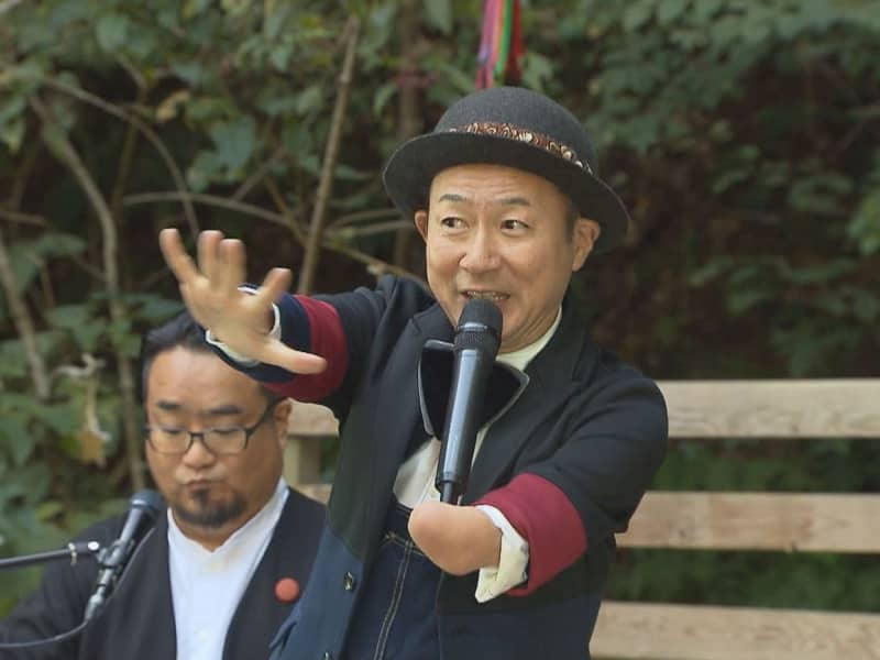 明るく伸びやかな歌声を響かせるこんやしょうたろうさん＝垂井町大石、ふわふわプレーパーク