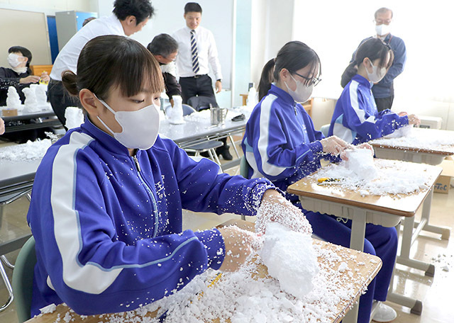 発泡スチロールを削り、樹氷のレプリカを作った児童と生徒＝山形市蔵王三小・蔵王二中