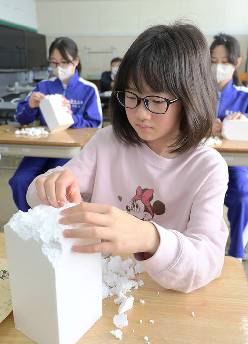 発泡スチロールを削り、樹氷のレプリカを作った児童と生徒＝山形市蔵王三小・蔵王二中