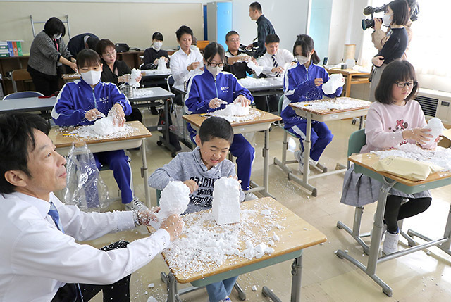 発泡スチロールを削り、樹氷のレプリカを作った児童と生徒＝山形市蔵王三小・蔵王二中