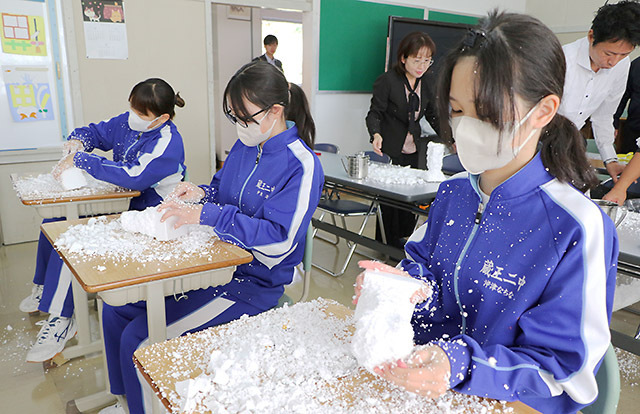 発泡スチロールを削り、樹氷のレプリカを作った児童と生徒＝山形市蔵王三小・蔵王二中