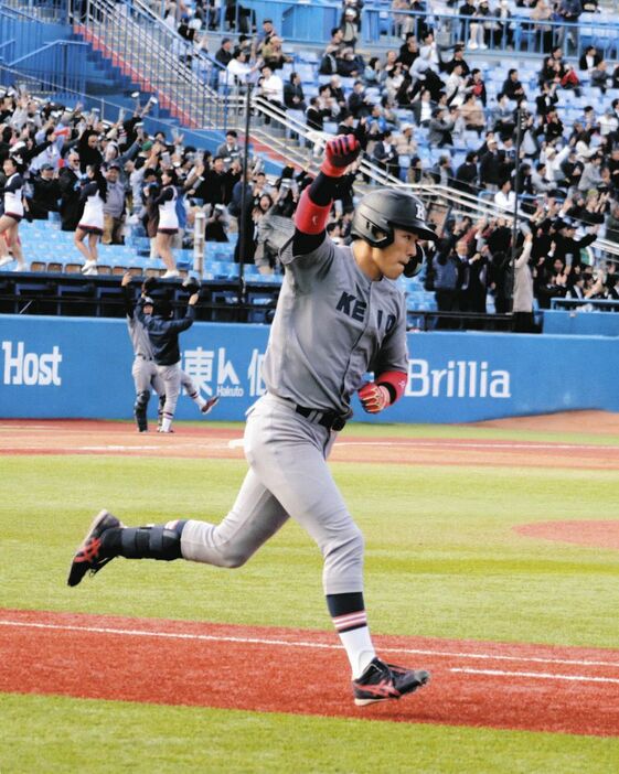 ６回１死、打った瞬間に確信の３号ソロを放った慶大の清原正吾内野手