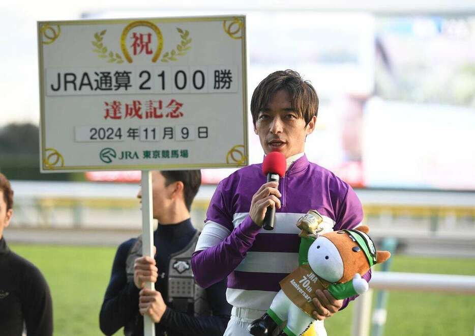 JRA通算2100勝を達成した川田将雅騎手　＝11月9日、東京競馬場（撮影・菅原和彦）