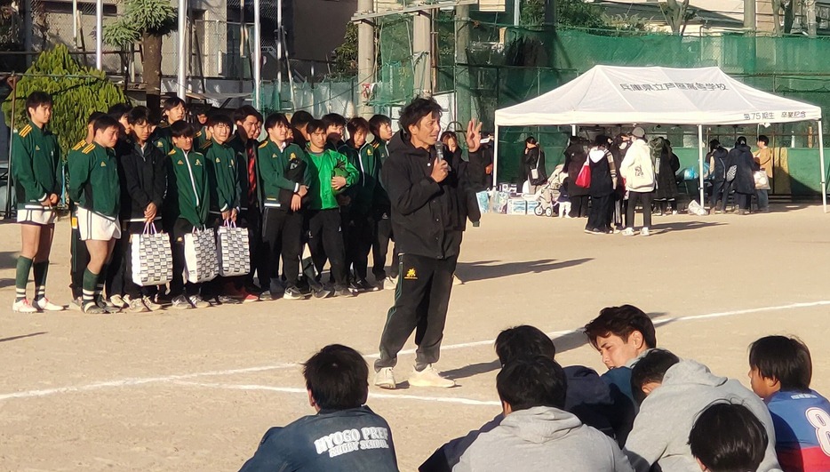 ラグビー経験者の中学生に入学をしてもらうべく、初めてのカーニバルを実施した兵庫県立芦屋高校ラグビー部。閉会式であいさつをする渡邊雅哉監督（中央）。緑の上衣の左から2人目は石井仁主将