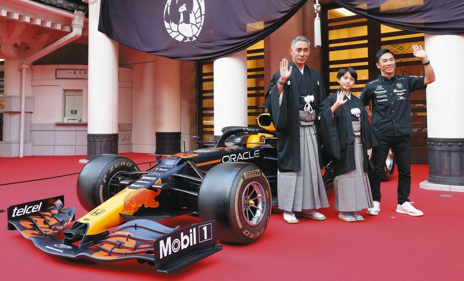 展示されたＦ１マシンと記念撮影する（左から）市川團十郎、市川新之助、佐藤琢磨