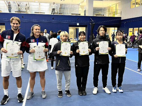 混合ダブルスを制した（左から３人目）宮川楓雅、（４人目）宮川百合亜組