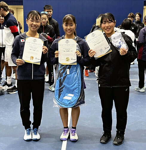 女子シングルスで（左から）３位の鈴木梨子、優勝した菰方里菜、２位の宮川百合亜。日本勢が表彰台を独占した＝畔川吉永撮影