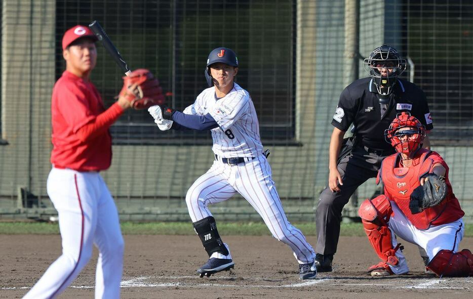 7回、適時三塁打を放つ日本代表・辰己涼介＝清武総合運動公園（撮影・萩原悠久人）