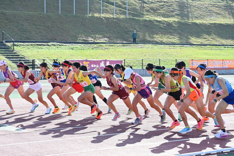 高校駅伝府予選でスタートする女子選手＝京都府京丹波町で2024年11月4日午前9時44分、日高沙妃撮影