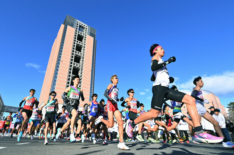 群馬県庁から一斉にスタートする1区の選手たち＝前橋市で2024年1月1日午前9時15分、宮間俊樹撮影