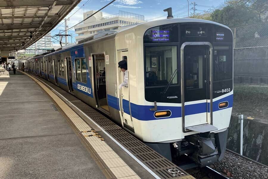 泉ケ丘駅に到着した泉北高速鉄道の列車（画像：高田泰）