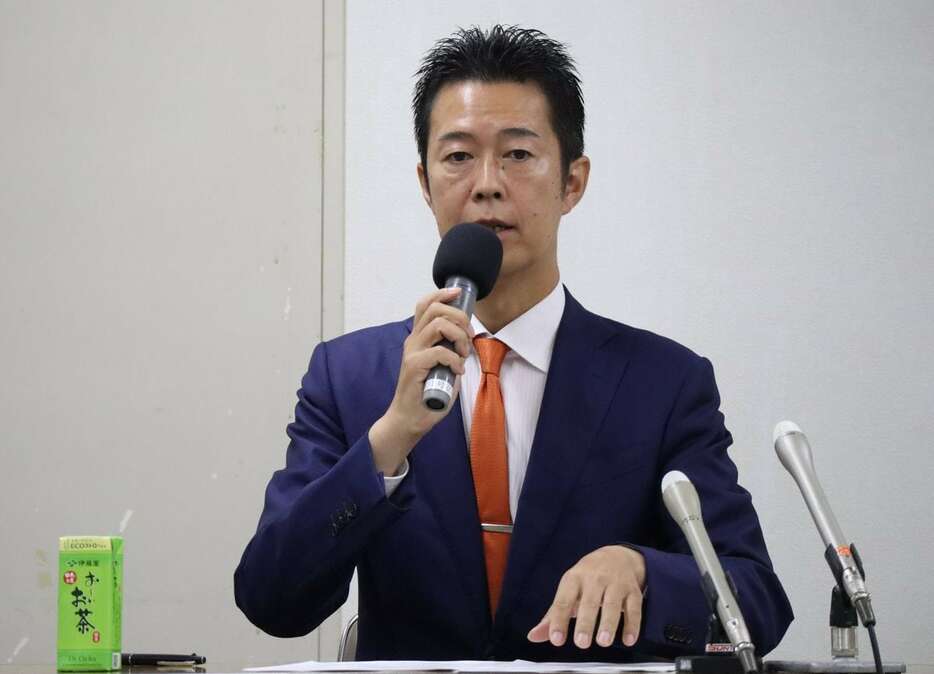 元尼崎市長の稲村和美氏を支援する意向を示した立憲民主党兵庫県連の井坂信彦代表＝2日午前、神戸市中央区