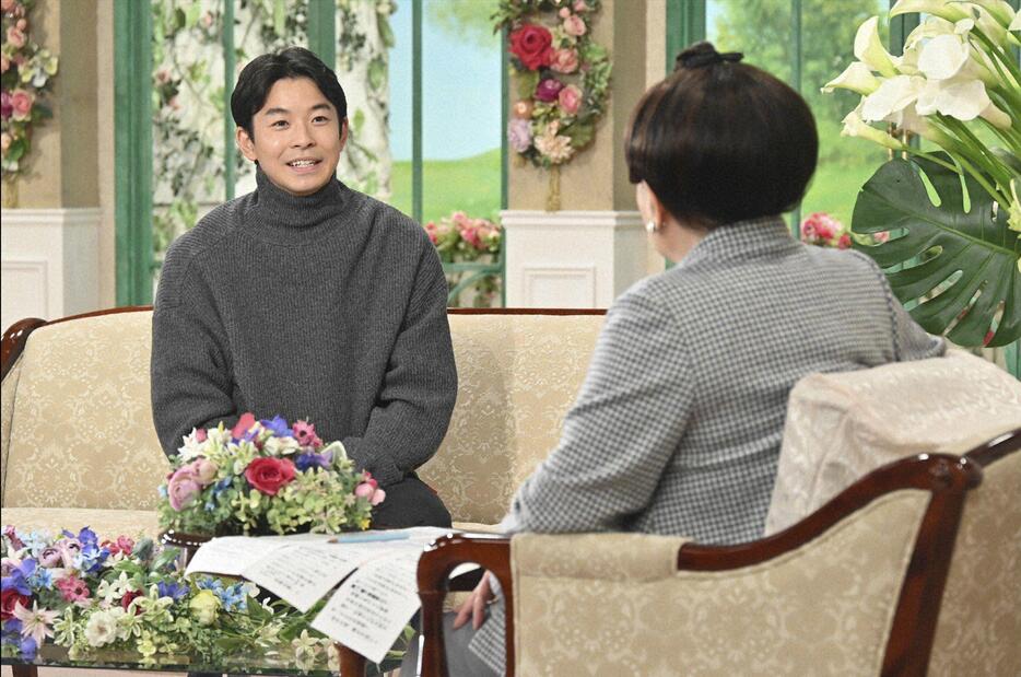 11月5日に放送される「徹子の部屋」に出演する仲野太賀さん（左）＝テレビ朝日提供