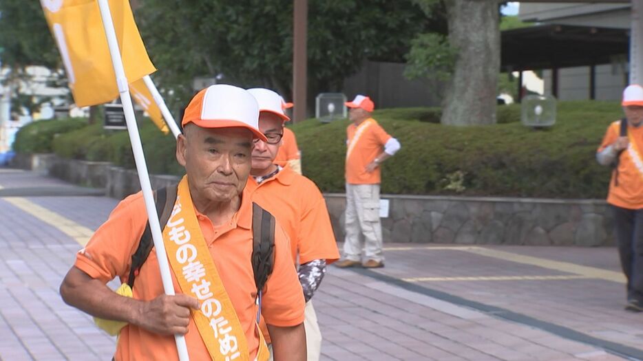 「オレンジリボンたすきリレー」に参加した尾畠春夫さん