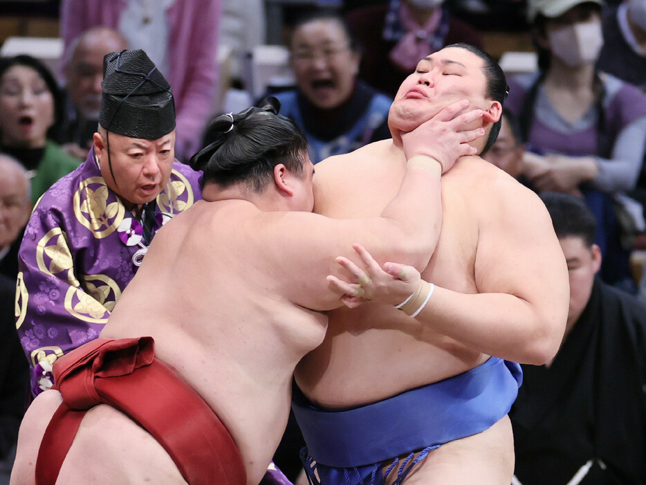 大相撲九州場所１１日目。隆の勝（左）に攻められる大の里＝２０日、福岡国際センター