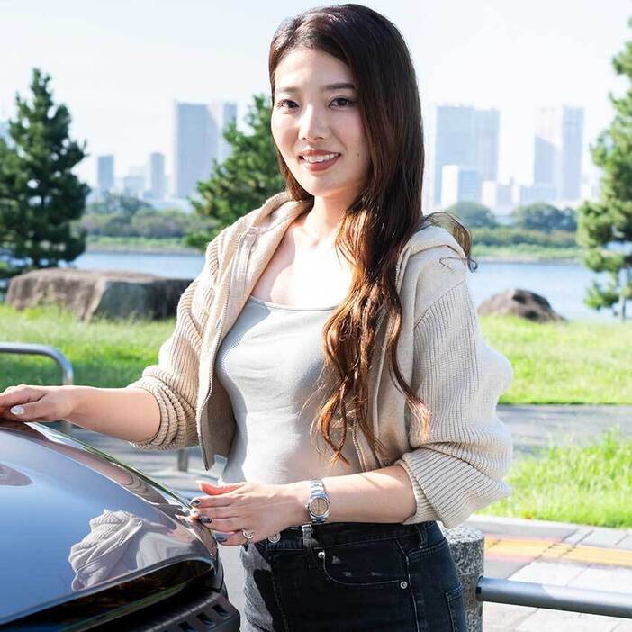 黒木美珠さん●YouTuberとしても活躍する自動車ライター。幼少の頃から車が好きで、現在の愛車はスバル「フォレスターSTIスポーツ」。2021年には、愛車ヴェゼルで90日間車中泊をしながら日本一周を達成。現在は、世界で活躍する自動車ジャーナリストを目指し、YouTubeやライターとして活動中。