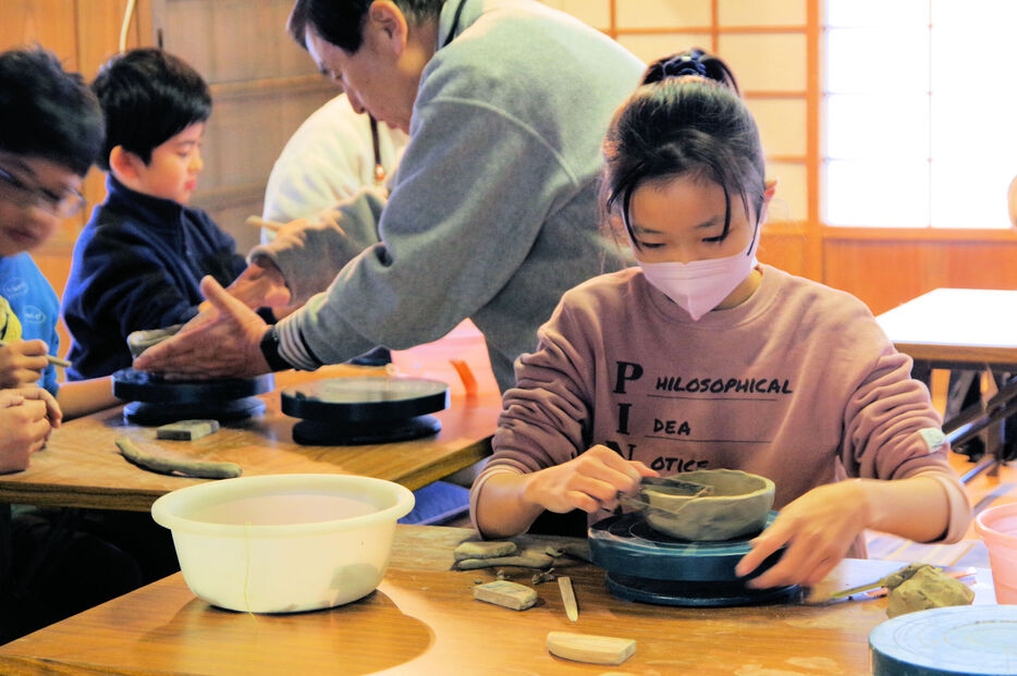 粘土を手びねりし、自由な作品を仕上げる子どもたち（南丹市日吉町・日吉町郷土資料館）