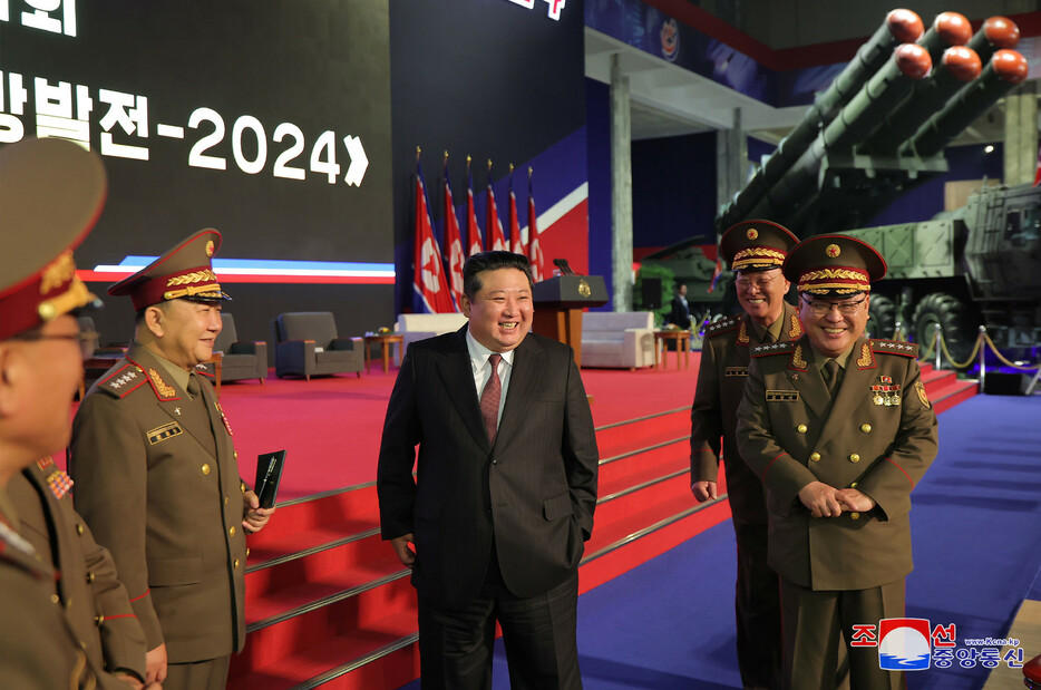 ２１日、平壌で開幕した兵器展示会を見て回る北朝鮮の金正恩朝鮮労働党総書記（中央）。