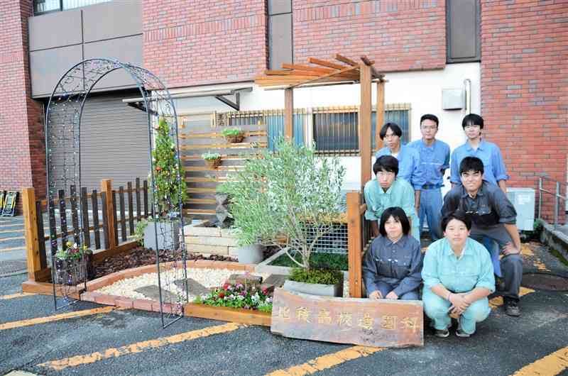 北稜高造園科の生徒が手がけた洋風ミニ庭園＝11日、玉名市