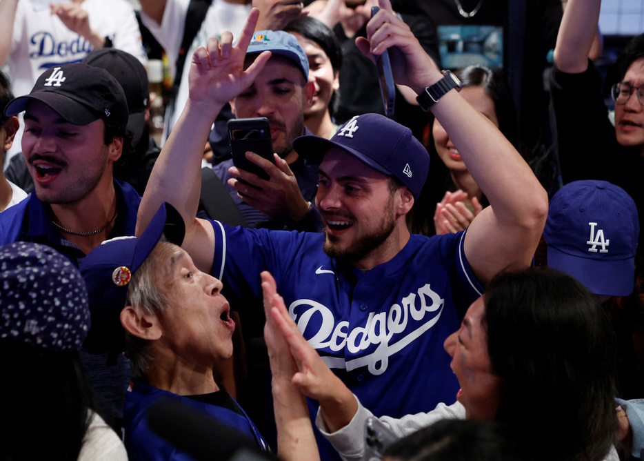 ＭＬＢで大谷翔平選手らを擁するドジャースのワールドシリーズ制覇に、日本のファンたちも祝福の声を挙げた。都内のバーで３１日撮影（２０２４年　ロイター/USA TODAY Sports）