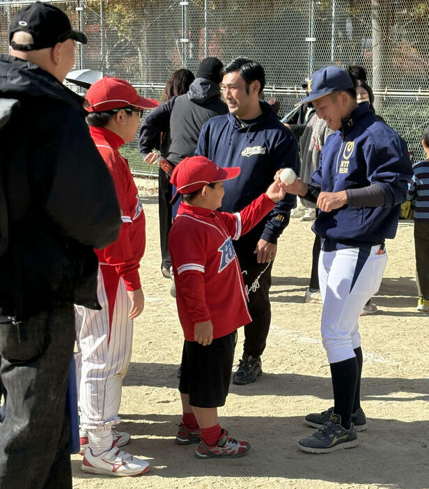 参加した小学生にサイン対応する阪神ドラフト1位の伊原（撮影・山崎健太）