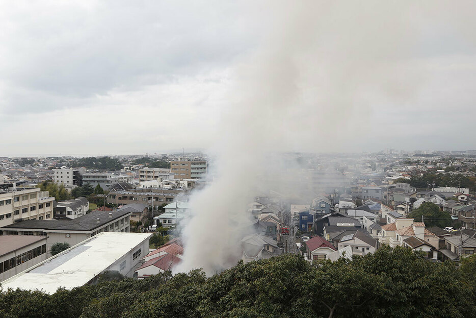 住宅火災の煙が上がる現場周辺＝１日午後２時ごろ、藤沢市