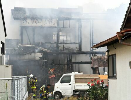 煙を上げて激しく燃える民家＝佐賀市久保泉町