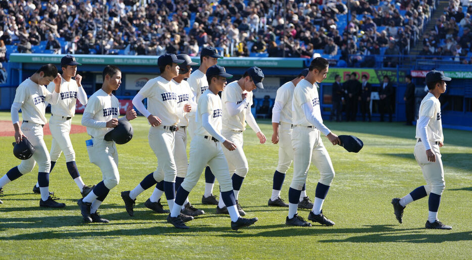 試合に敗れ引き揚げる広島商ナイン