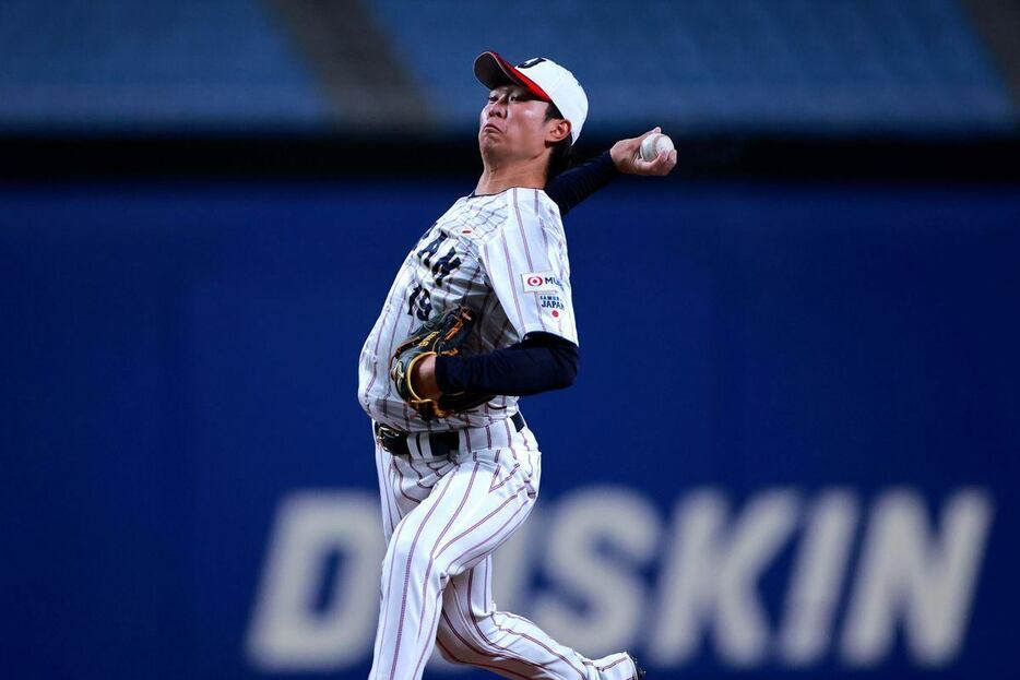 マウンドで投球練習に臨む高橋宏斗　＝バンテリンドームナゴヤ（撮影・長尾みなみ）