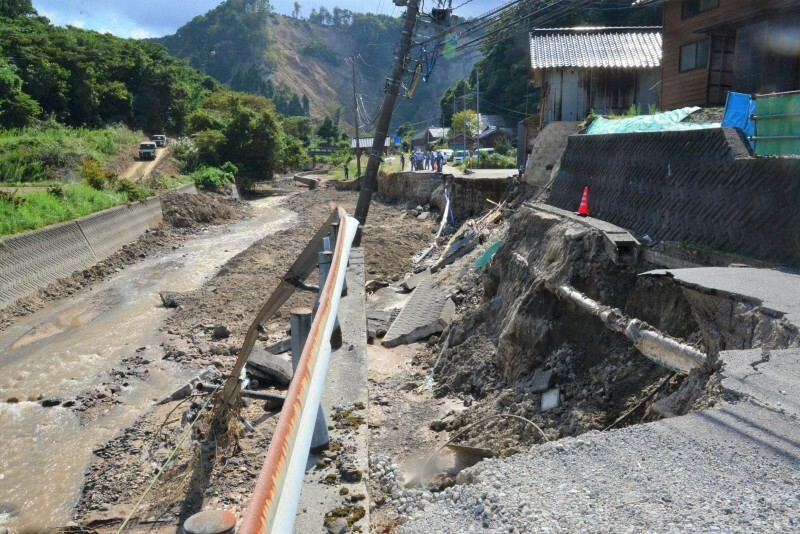 9月の能登豪雨で崩落した道路。断水となった地区で水道管の状況を確認する珠洲市職員ら＝石川県珠洲市大谷町で2024年10月1日午後1時6分、阿部弘賢撮影