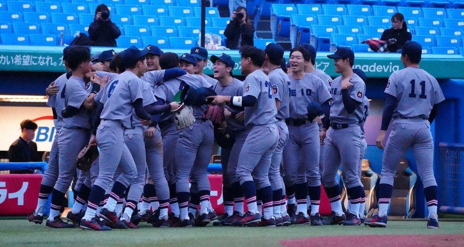 ＜慶大・立大＞優勝を決めた慶大ナイン（撮影・大城　有生希）