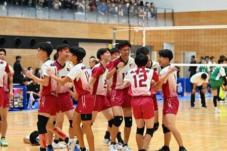 男子決勝・佐賀商ー佐賀学園　優勝を決めて喜ぶ佐賀商の選手たち＝吉野ヶ里町文化体育館