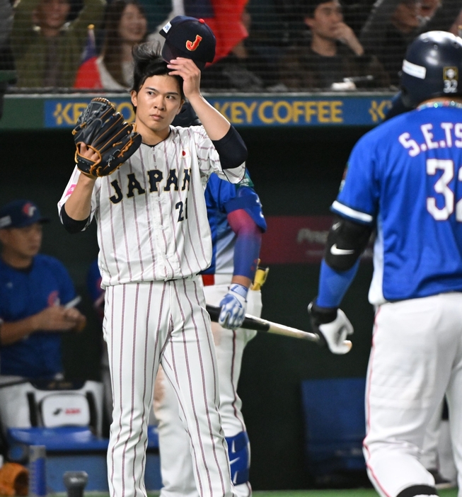 5回無死一、二塁、中前適時打を浴び、渋い表情を見せる早川（撮影・冨永豊）