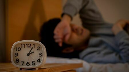 睡眠不足が続くと免疫が低下し、細菌やウイルスなど病原体に対する防衛力と抵抗力が弱くなり、感染症にかかりやすくなります（写真：C-geo／PIXTA）